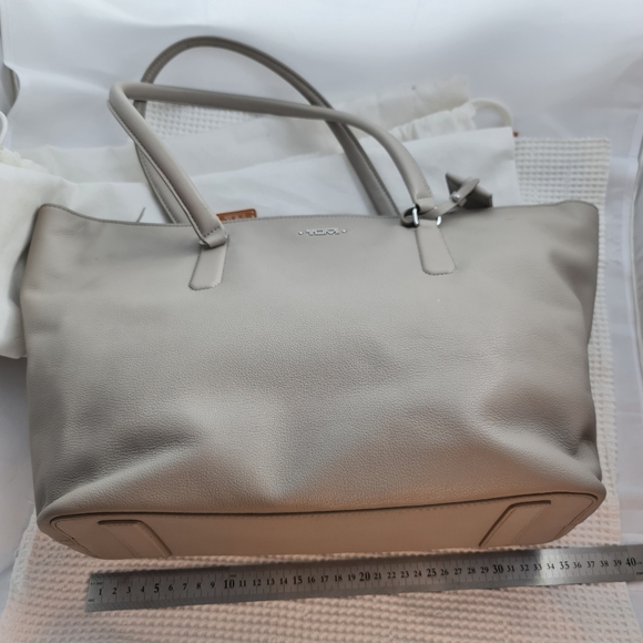 Tumi leather 'Carolina Voyageur' laptop tote and travel bag - Picture 3 of 10